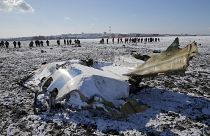 موظفو وزارة الطوارئ الروسية يعملون في موقع تحطم الطائرة الإماراتية فلاي دبي في مطار روستوف أون دون – 2016/03/20 - 