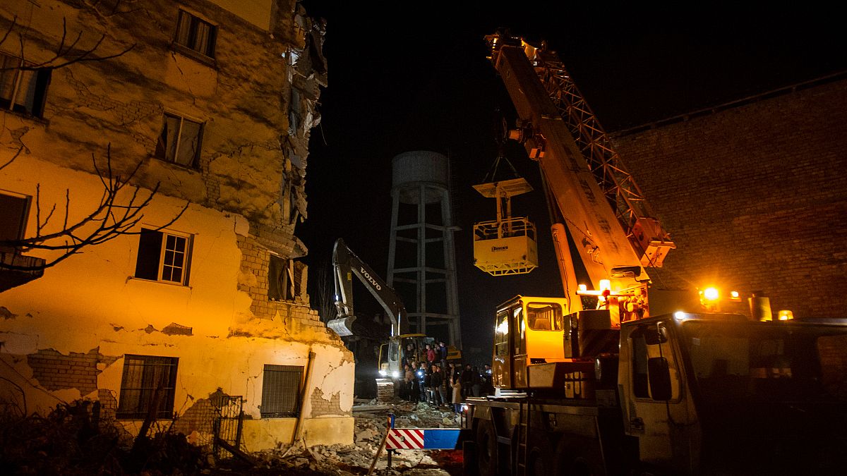Deprem sonrası kurtarma çalışmalarının sürdüğü Arnavutluk'a Türkiye ve AB'den yardım