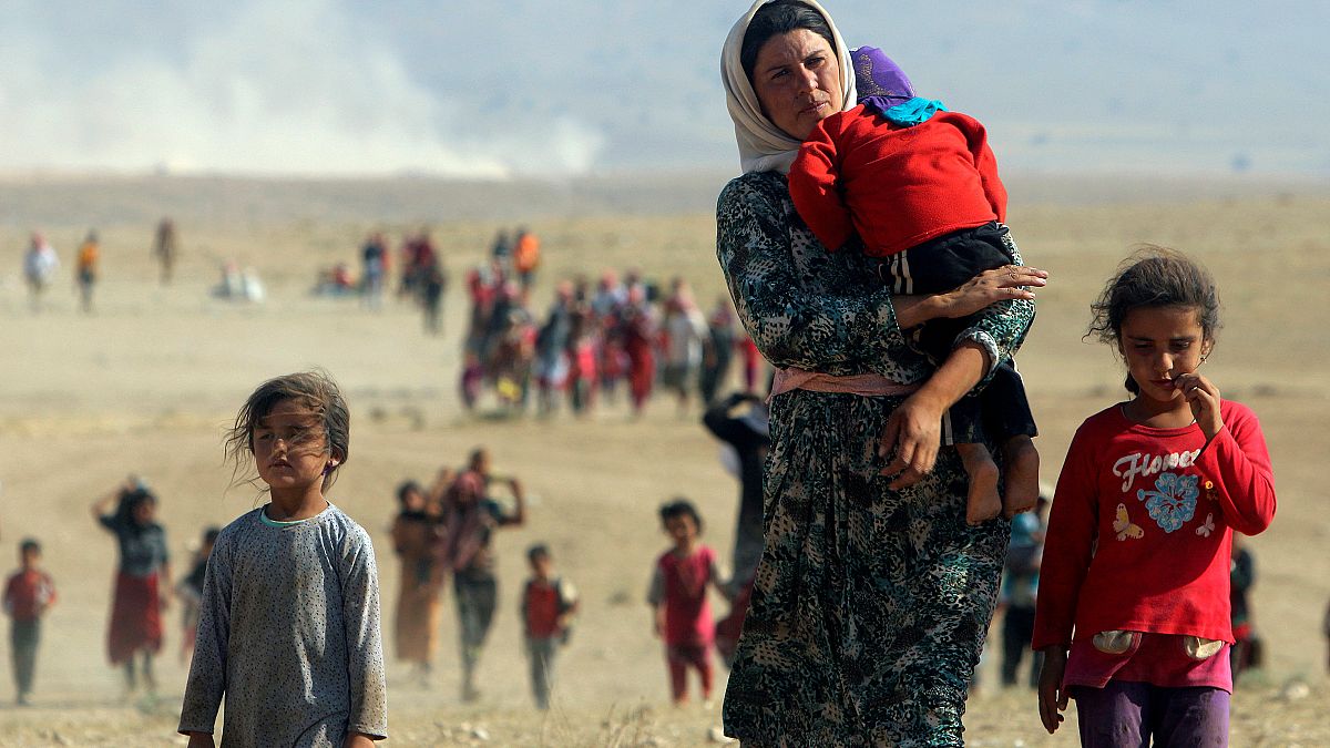 شماری از اقلیت ایزدی عراق در سال ۲۰۱۴ به سوی مرز سوریه می‌روند 