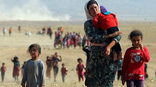 شماری از اقلیت ایزدی عراق در سال ۲۰۱۴ به سوی مرز سوریه می‌روند