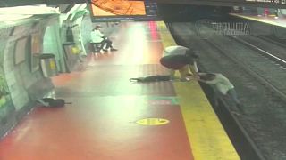 شاهد: رجل ينشغل بهاتفه ويسقط على سكة مترو بوينس آيرس