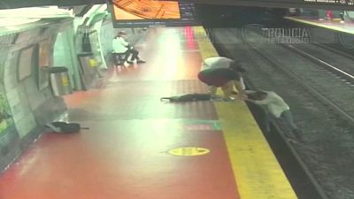 شاهد: رجل ينشغل بهاتفه ويسقط على سكة مترو بوينس آيرس