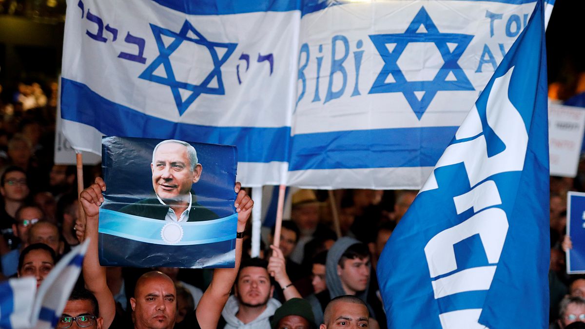 شاهد: مظاهرات في تل أبيب لدعم نتنياهو بعد اتهامه بالفساد واستغلال السلطة
