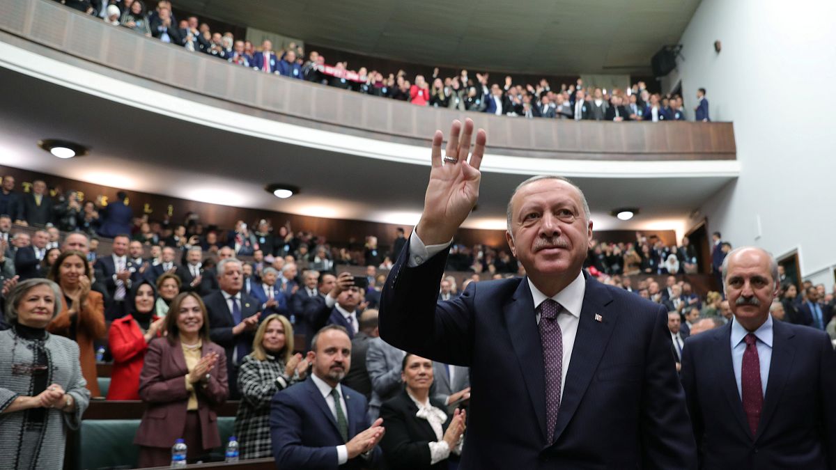 الرئيس التركي رجب طيّب إردوغان خلال لقائه لمشرعين من حزب العدالة والتنمية في أنقرة