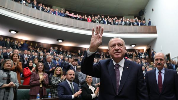 الرئيس التركي رجب طيّب إردوغان خلال لقائه لمشرعين من حزب العدالة والتنمية في أنقرة الرئيس التركي رجب طيّب إردوغان خلال لقائه لمشرعين من حزب العدالة والتنمية في أنقرة