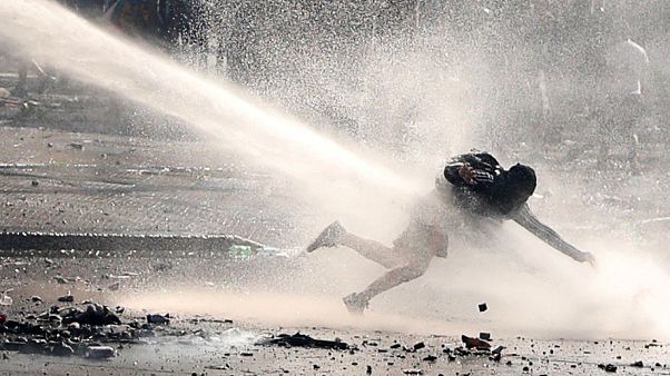 Scontro permanente in Cile fra manifestanti e polizia Scontro permanente in Cile fra manifestanti e polizia