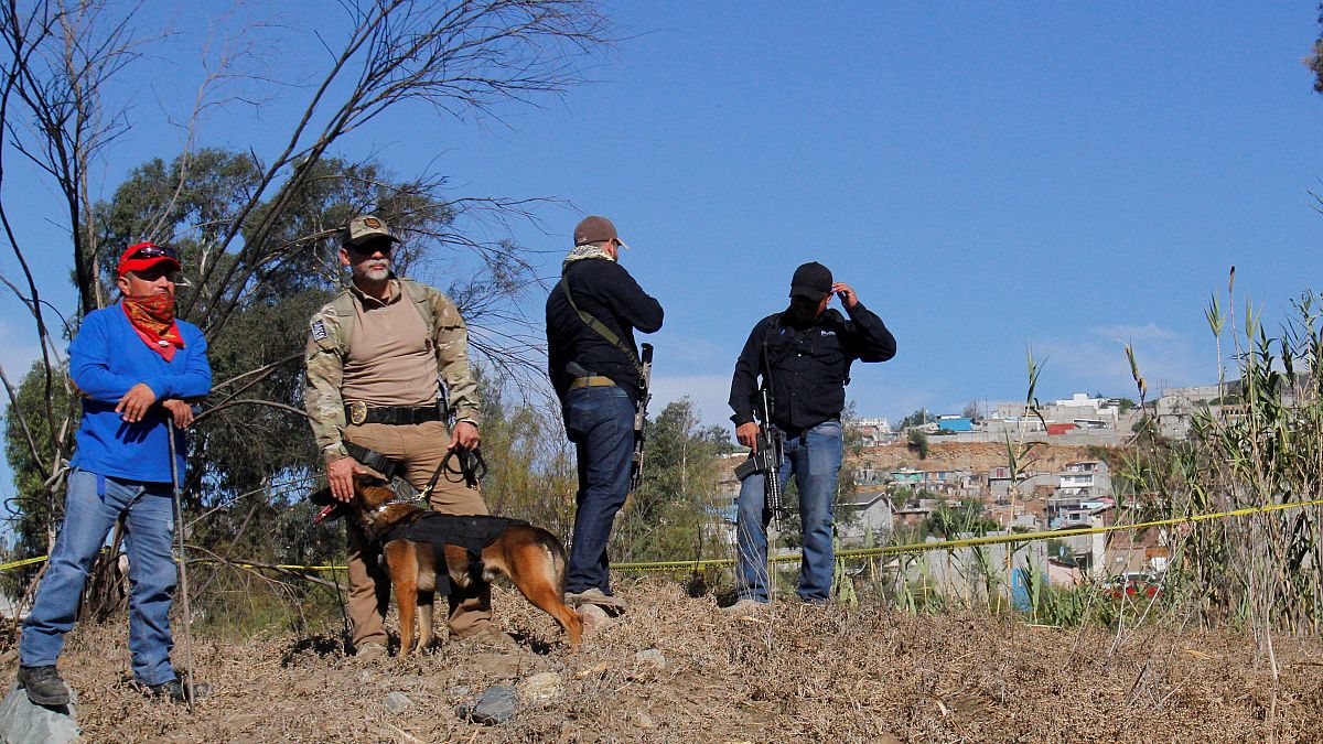  الشرطة رفقة متطوعين خلال عملية بحث عن جثث لمفقودين في مقبرة جماعية في تيخوانا بالمكسيك