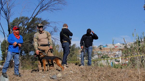 الشرطة رفقة متطوعين خلال عملية بحث عن جثث لمفقودين في مقبرة جماعية في تيخوانا بالمكسيك الشرطة رفقة متطوعين خلال عملية بحث عن جثث لمفقودين في مقبرة جماعية في تيخوانا بالمكسيك