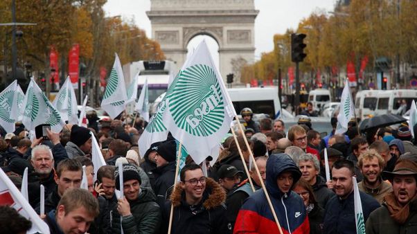Gli agricoltori a Parigi, davanti all'Arc de Triomphe. Gli agricoltori a Parigi, davanti all'Arc de Triomphe.
