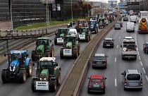 مزارعون فرنسيون يقطعون الطريق إلى باريس بالجرارات احتجاجا على سياسة ماكرون