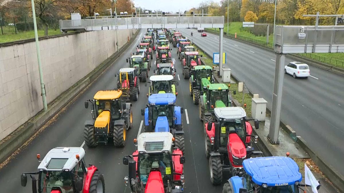 Szalmabálákat borogattak az útra a tüntető francia gazdák