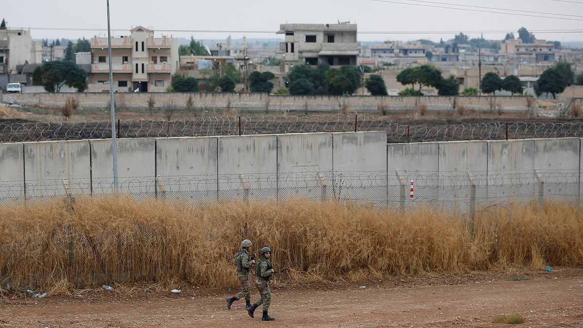 جنود أتراك في دورية على طول الجدار الحدودي بين تركيا وسوريا في بلدة سيلينبار الحدودية التركية