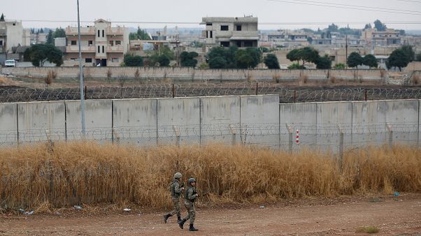 جنود أتراك في دورية على طول الجدار الحدودي بين تركيا وسوريا في بلدة سيلينبار الحدودية التركية جنود أتراك في دورية على طول الجدار الحدودي بين تركيا وسوريا في بلدة سيلينبار الحدودية التركية