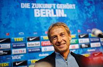 Presentazione ufficiale all'Herta Berlino per Klinsmann. La frase in tedesco significa: "Il futuro appartiene a Berlino".