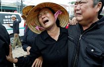 Vietnam, İngiltere'de TIR’ın konteynerinde ölü bulunan göçmenlerin ardından ağlıyor