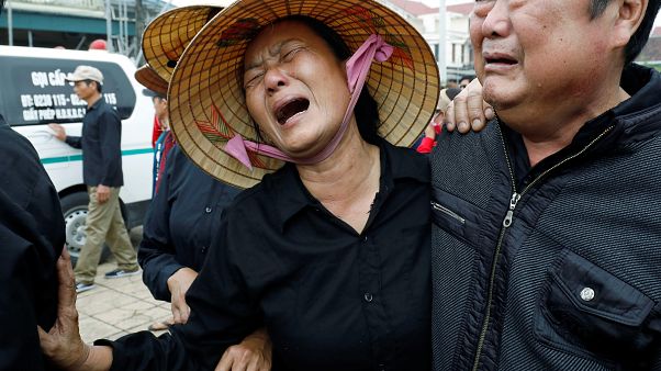 Vietnam, İngiltere'de TIR’ın konteynerinde ölü bulunan göçmenlerin ardından ağlıyor Vietnam, İngiltere'de TIR’ın konteynerinde ölü bulunan göçmenlerin ardından ağlıyor