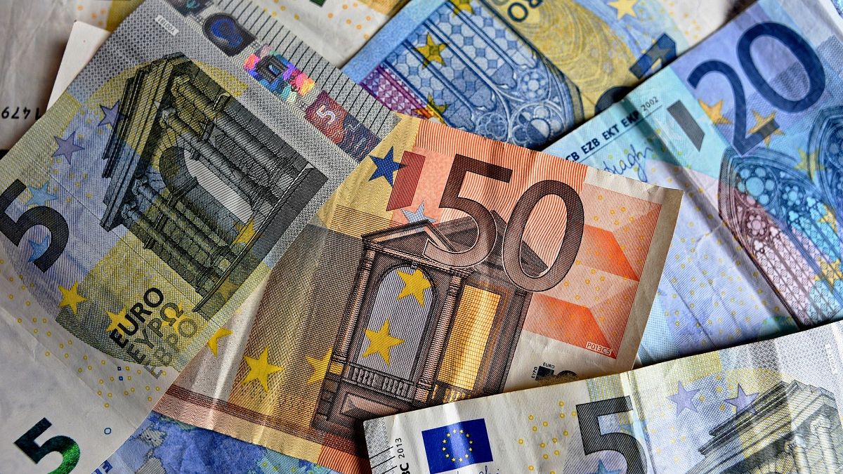 German pensioner loses €20,000 after driving off with envelope of banknotes on car roof