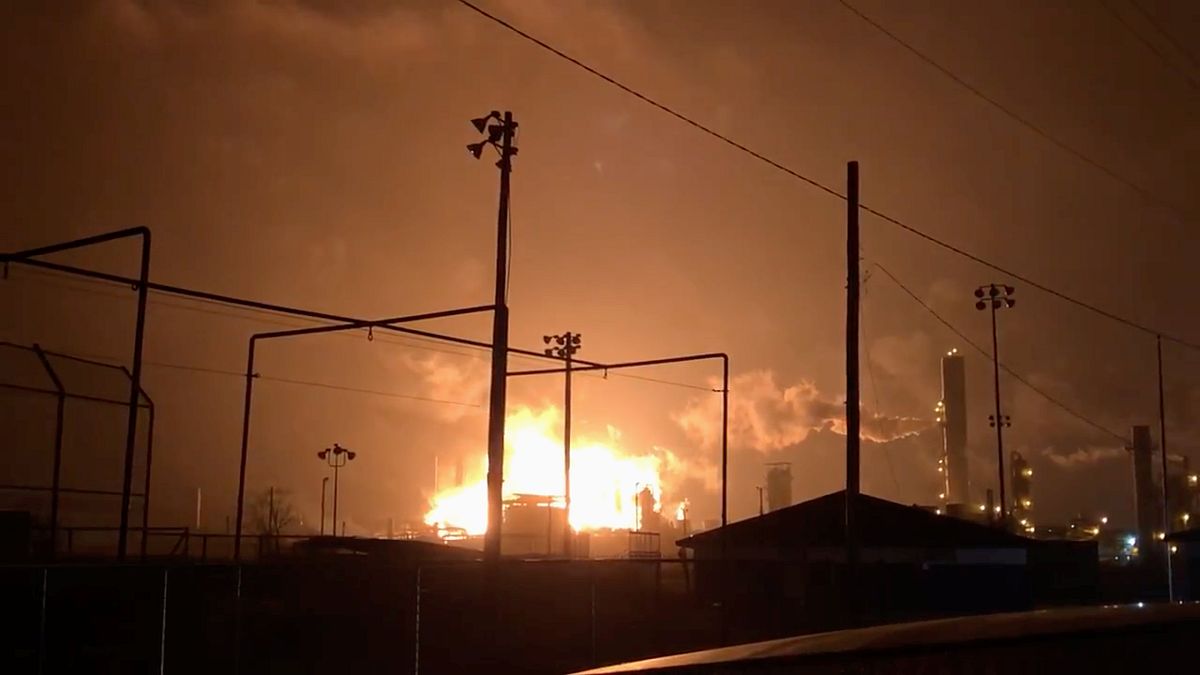 شاهد: انفجار ضخم في مصنع للمواد البتروكيميائية بولاية تكساس الأميركية