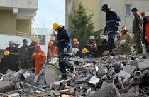 Miles de personas duermen en tiendas tras el terremoto de Albania