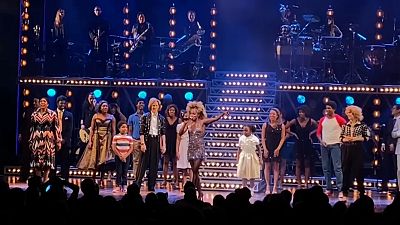 Broadway-Ensemble singt "Happy Birthday" für Tina Turner