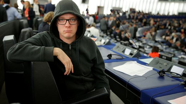 Semsrott propone un plan para evitar los traslados de parlamentarios a Estrasburgo Semsrott propone un plan para evitar los traslados de parlamentarios a Estrasburgo