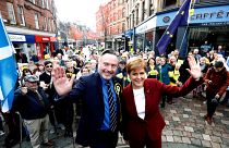 A skót miniszterelnök, Nicola Sturgeon és Alyn Smith Stirling-ben kampányolnak október 30-án