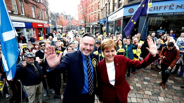 A skót miniszterelnök, Nicola Sturgeon és Alyn Smith Stirling-ben kampányolnak október 30-án A skót miniszterelnök, Nicola Sturgeon és Alyn Smith Stirling-ben kampányolnak október 30-án