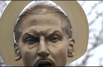 غطاء المرحاض فوق رأس تمثال زلاتان  