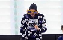 Véget vetne az EP kétlakiságának a kapucnis képviselő