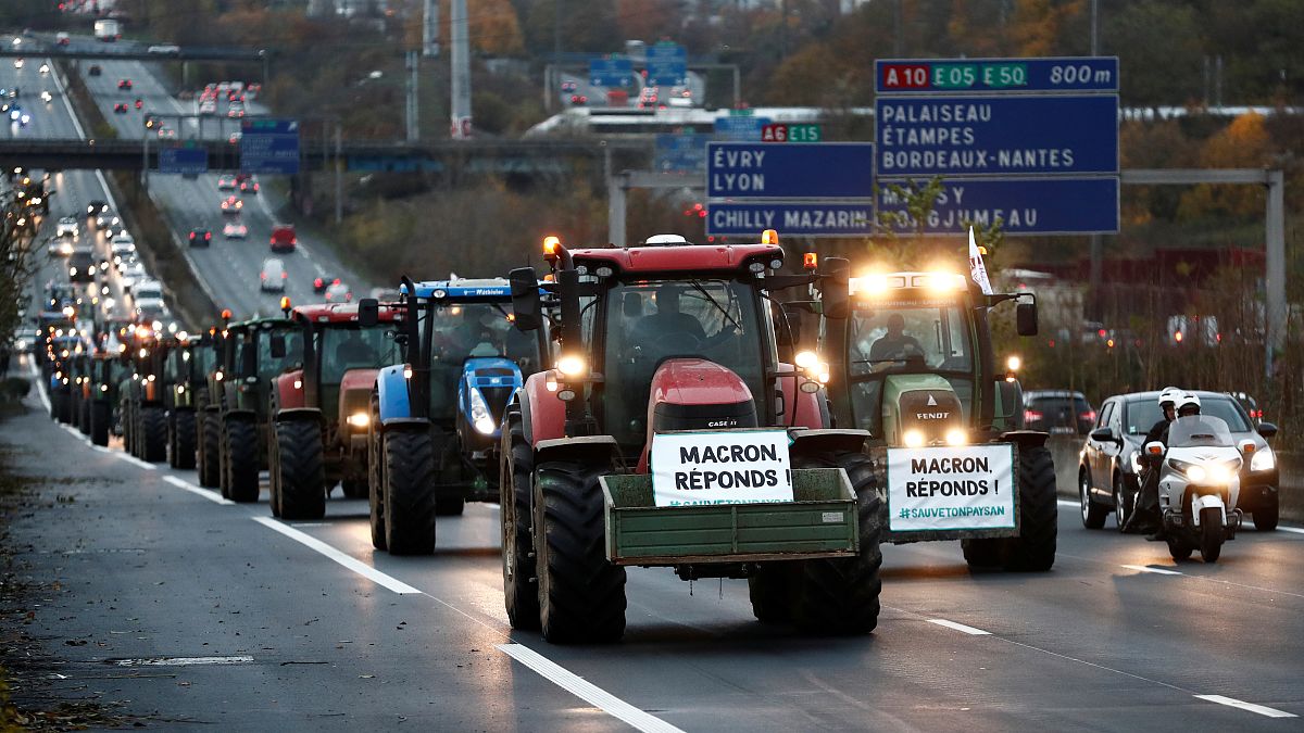 Fransız çiftçiler hükümete öfkeli: Yüzlerce traktör Paris'e çıkartma yaparak otoyolları tıkadı
