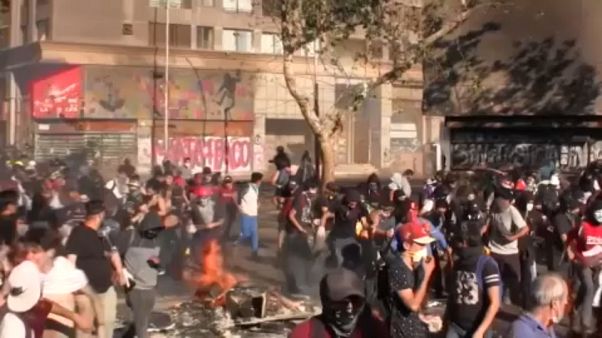 Gyilkos harc a tüntetők és a rendőrök között Chilében Gyilkos harc a tüntetők és a rendőrök között Chilében