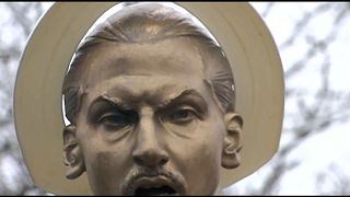 Fußballfan schmückt Zlatans Statue mit einer Klobrille