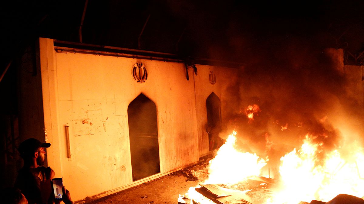 Un consulat iranien incendié en Irak, les manifestants visent Téhéran