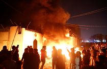 أضرم المتظاهرون النار أمام مبنى القنصلية أولاً... 