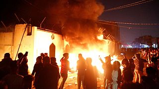 معترضان عراقی کنسولگری ایران در نجف را آتش زدند