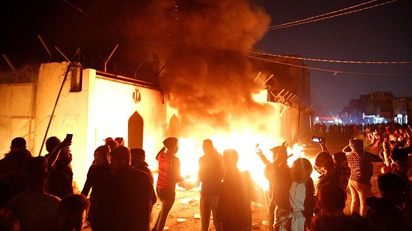 معترضان عراقی کنسولگری ایران در نجف را آتش زدند