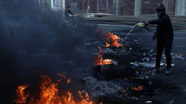 Iraklı protestocular İran Başkonsolosluğu'nu ateşe verdi Iraklı protestocular İran Başkonsolosluğu'nu ateşe verdi