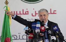  مواجهات في الشارع الجزائري والجيش يدعو المواطنين للمشاركة في الانتخابات