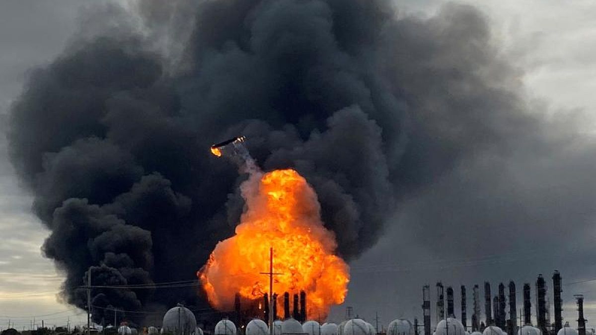 L'incendio al TPC Group Petrochimical Plant di Port Neches, in Texas. 27.11.2019. 
