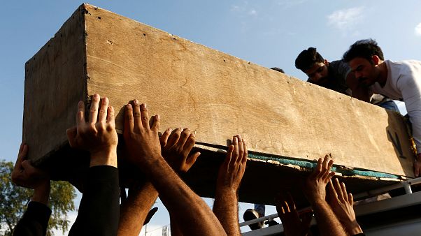 تشييع أحد القتلى الذين سقطوا خلال التظاهرات في النجف تشييع أحد القتلى الذين سقطوا خلال التظاهرات في النجف