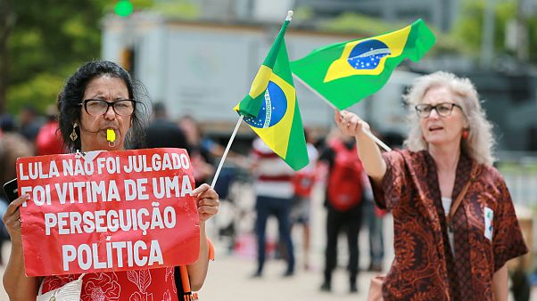 Apoiantes do ex-presidente à porta do TRF4, em Porto Alegre