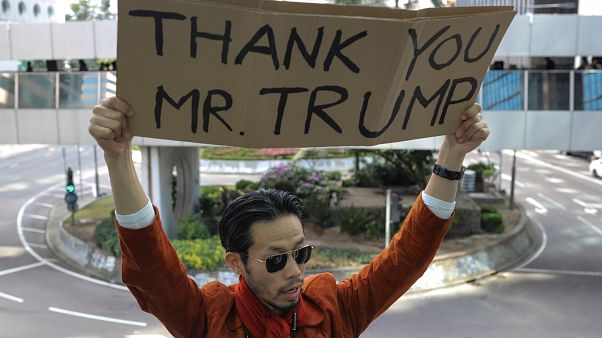 ABD Başkanı Donald Trump'a teşekkür eden Hong Konglu bir gösterici ABD Başkanı Donald Trump'a teşekkür eden Hong Konglu bir gösterici