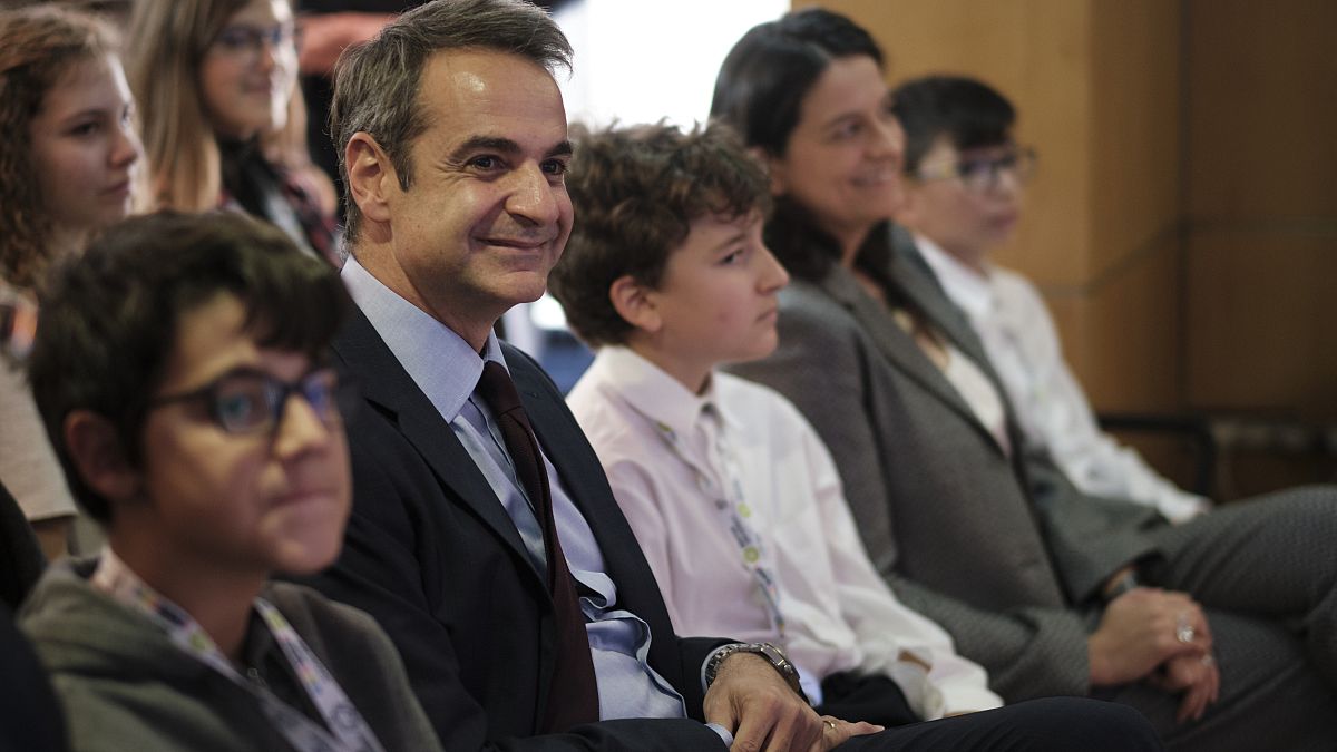 Ο πρωθυπουργός Κυριάκος Μητσοτάκης με μαθητές που διακρίθηκαν στην Ολυμπιάδα Εκπαιδευτικής Ρομποτικής WRO 2019