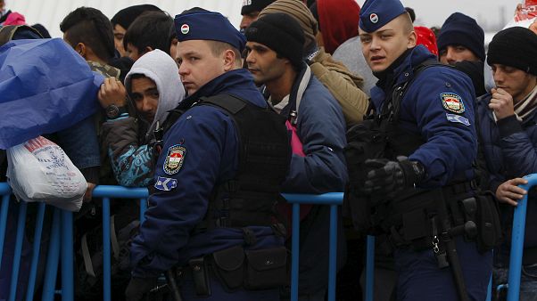 Καταγγελίες για σκόπιμη λιμοκτονία μεταναστών στην Ουγγαρία Καταγγελίες για σκόπιμη λιμοκτονία μεταναστών στην Ουγγαρία