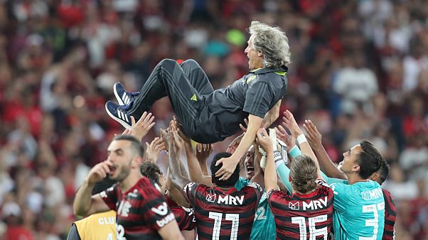 Contributo do treinador português reconhecido pelos jogadores em pleno relvado Contributo do treinador português reconhecido pelos jogadores em pleno relvado