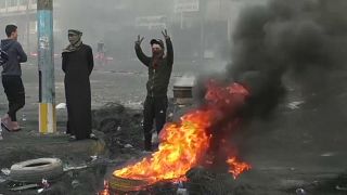 Irak güvenlik güçleri İran konsolosluğunun ateşe verilmesinin ardından en az 45 protestocuyu öldürdü