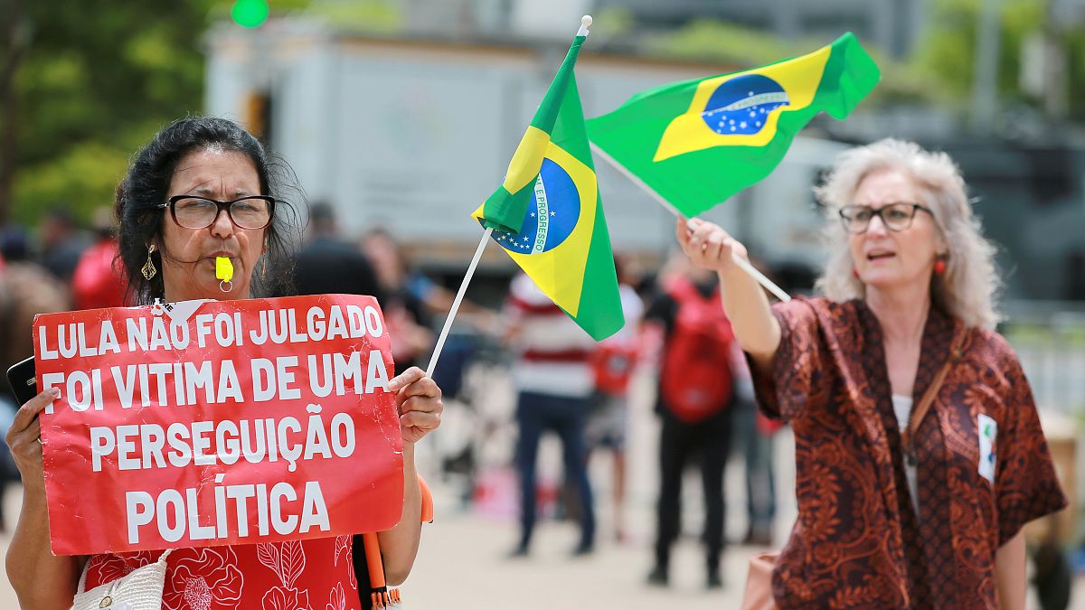 Lula-Unterstützerinnen vor dem Gericht in Porto Alegre