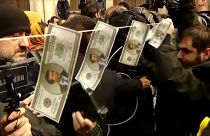 Протестующих оттеснили от парламента