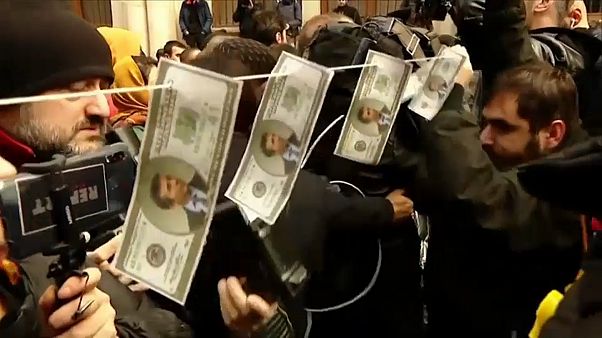 Протестующих оттеснили от парламента Протестующих оттеснили от парламента