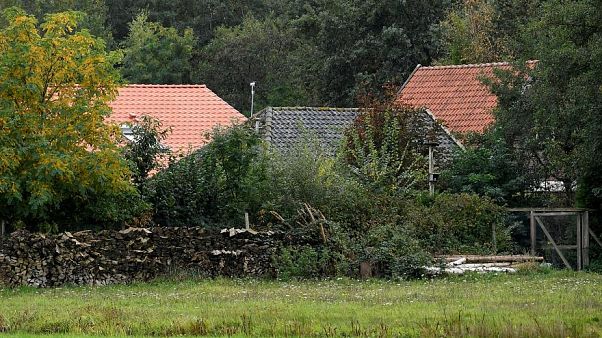 Szexuálisan molesztálhatta gyerekeit az a holland apa, aki kilenc éven át egy pincében élt velük Szexuálisan molesztálhatta gyerekeit az a holland apa, aki kilenc éven át egy pincében élt velük